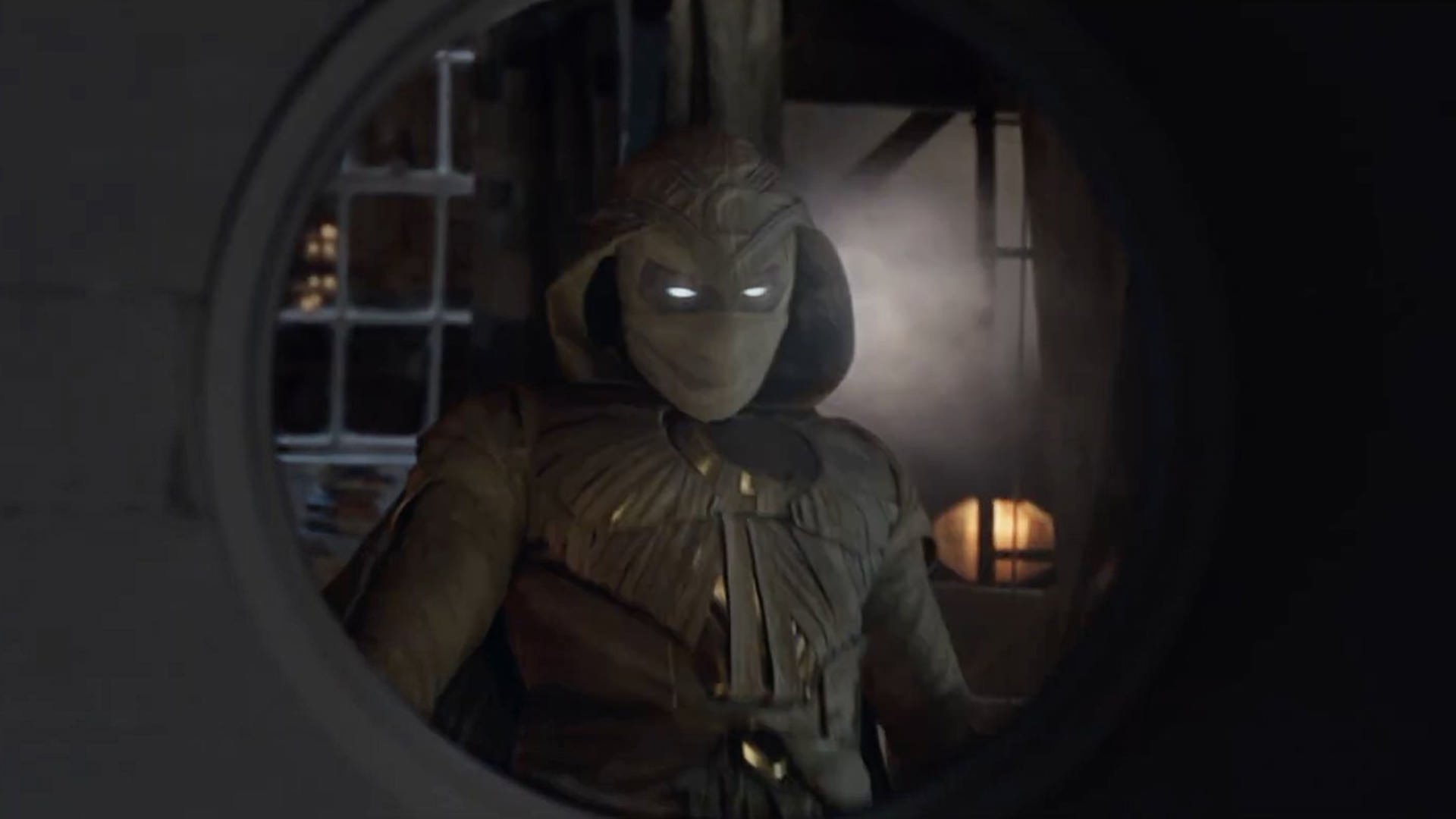 اسکار آیزاک در نقش مون نایت در حال تماشای آینه در فیلم شوالیه ماه